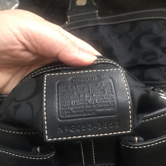 COACH 👆👜 Hamptons Leather with lots of Silver hardware EUC - Picture 5 of 8